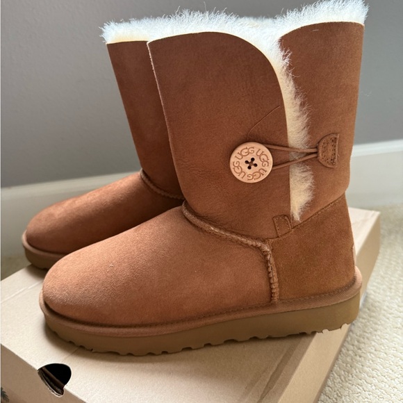 UGG Bailey Button II - Picture 2 of 9